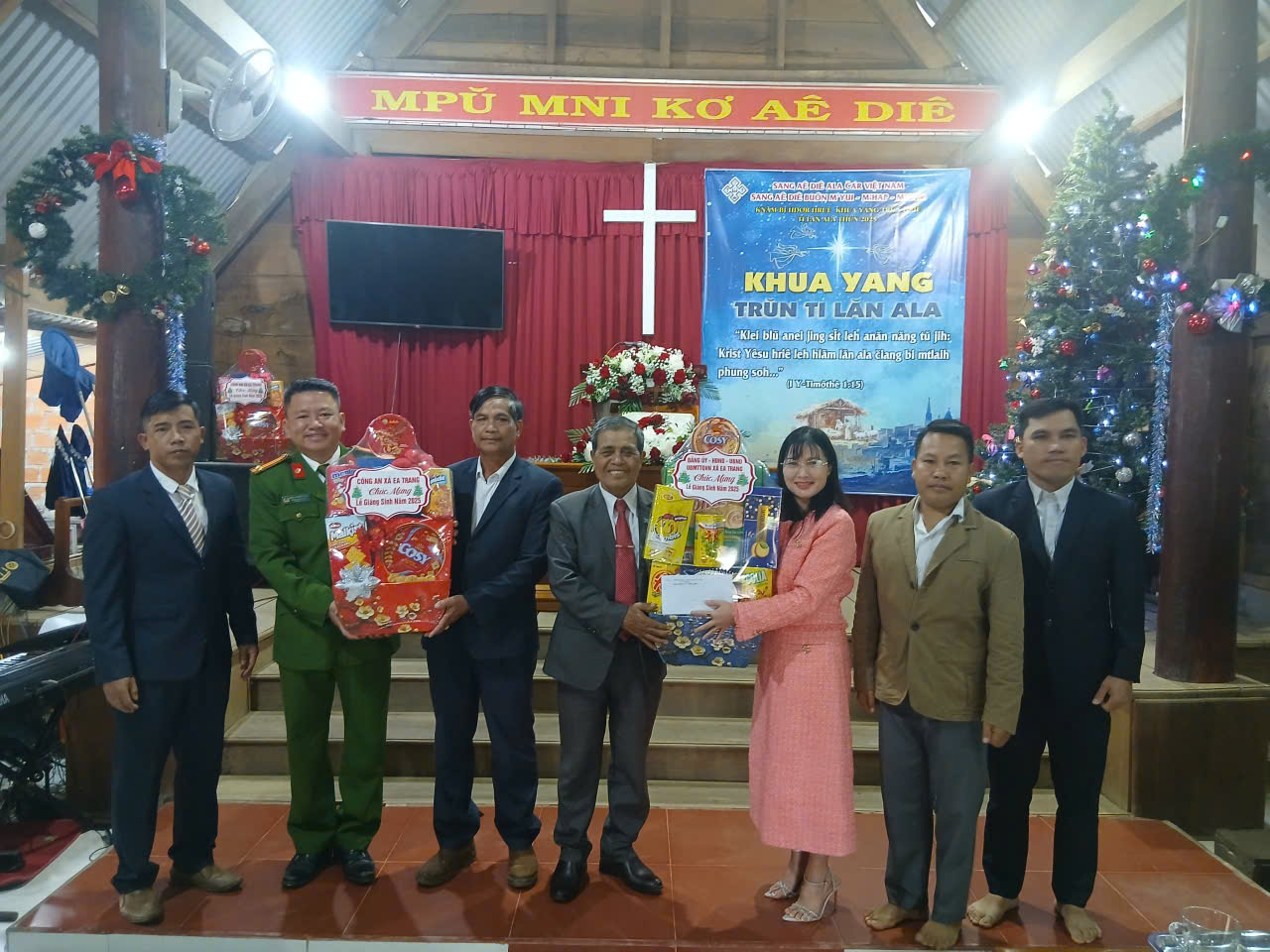 Đảng ủy, HĐND, UBND, Ủy ban MTTQ Việt Nam xã Ea Trang đã tổ chức đến thăm, tặng quà và chúc mừng Giáng sinh tại các Điểm nhóm tôn giáo trên địa bàn xã