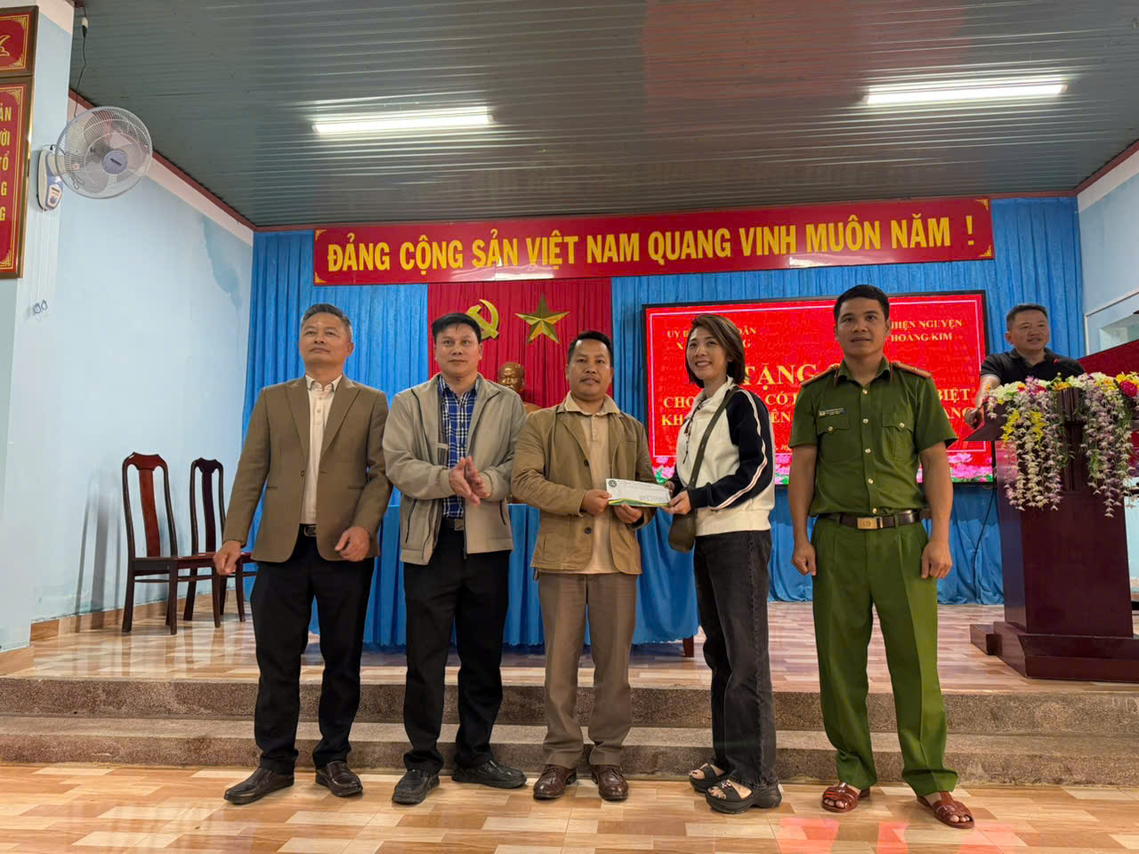 tặng các phần quà các gia đình hộ nghèo, cận nghèo trên địa bàn xã Ea Trang