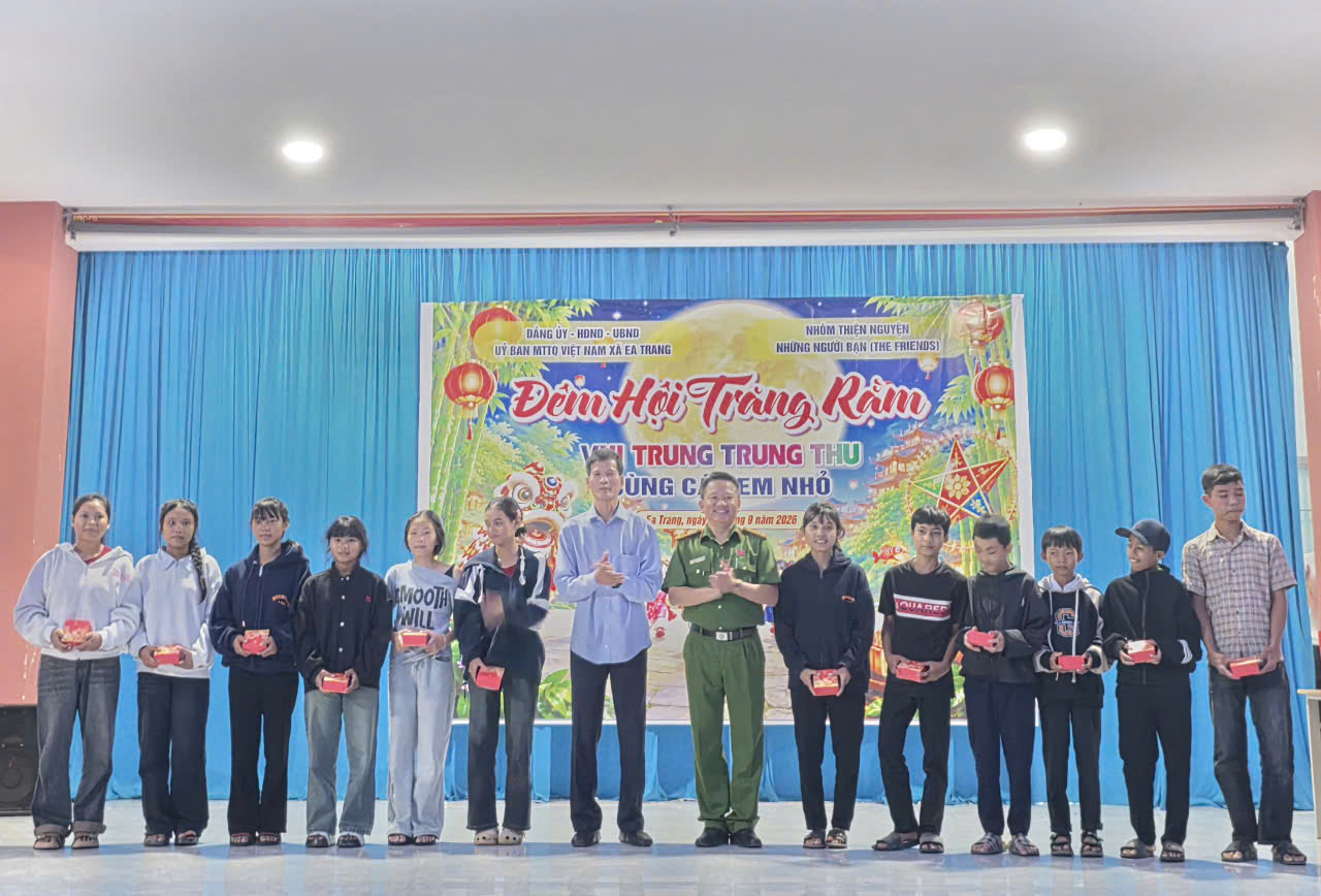 Những nhà hảo tâm mang Tết Trung thu ấm áp đến với hơn 1.500 em nhỏ tại xã Ea Trang, tỉnh Đắk Lắk