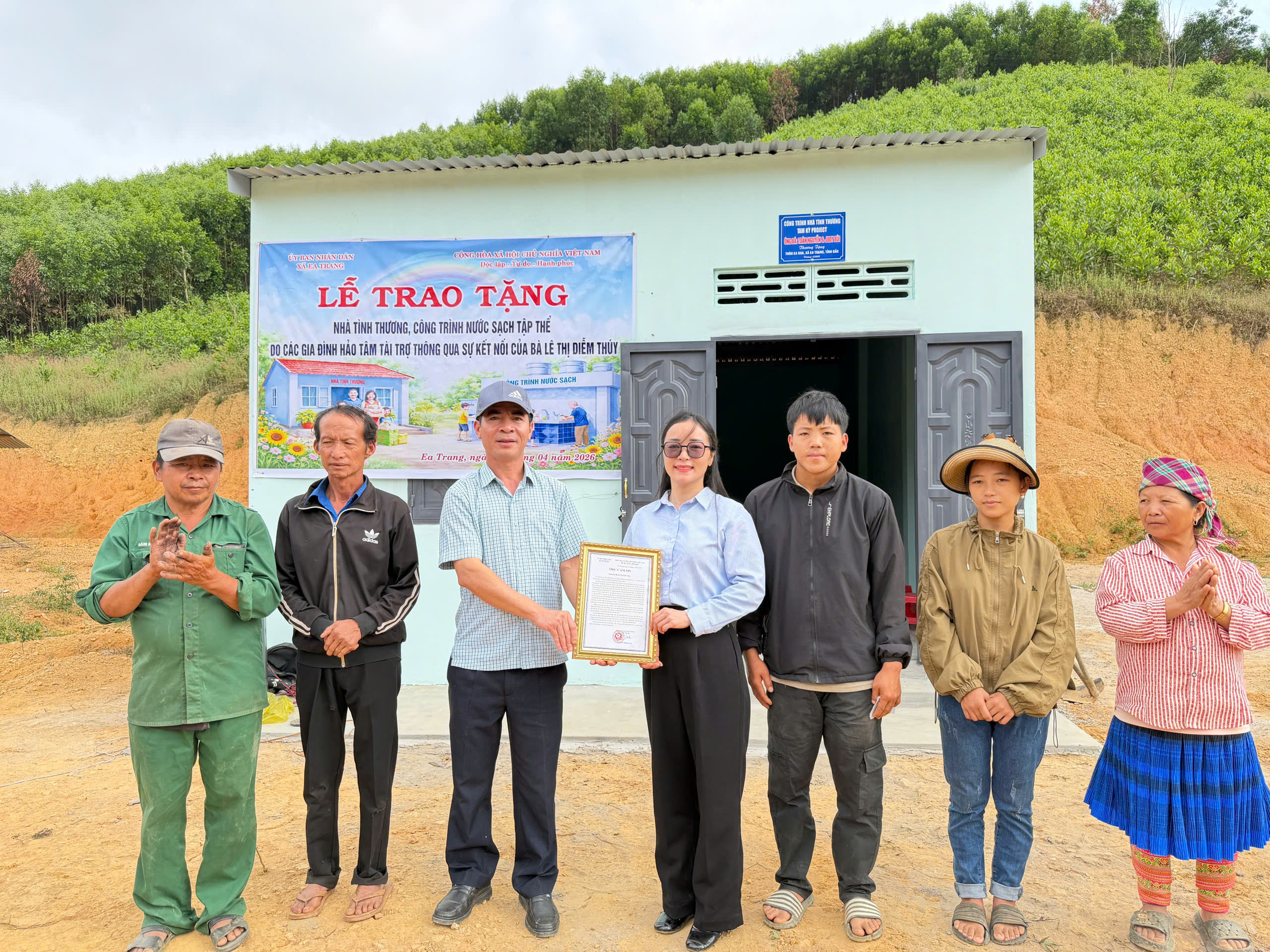 ẤM ÁP NGHĨA TÌNH TRAO TẶNG NHÀ TÌNH THƯƠNG, CÁC HẠNG MỤC CÔNG TRÌNH Ý NGHĨA VÀ MANG ÁNH SÁNG ĐẾN VỚI HỘ NGHÈO, HỘ CẬN NGHÈO XÃ EA TRANG