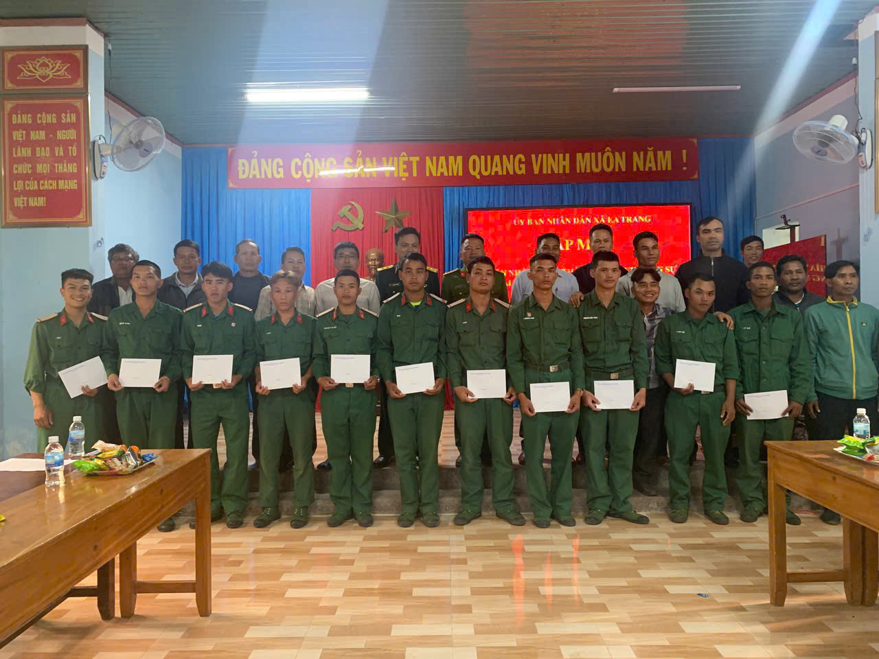 Xã Ea Trang long trọng đón 11 quân nhân hoàn thành nghĩa vụ quân sự trở về địa phương