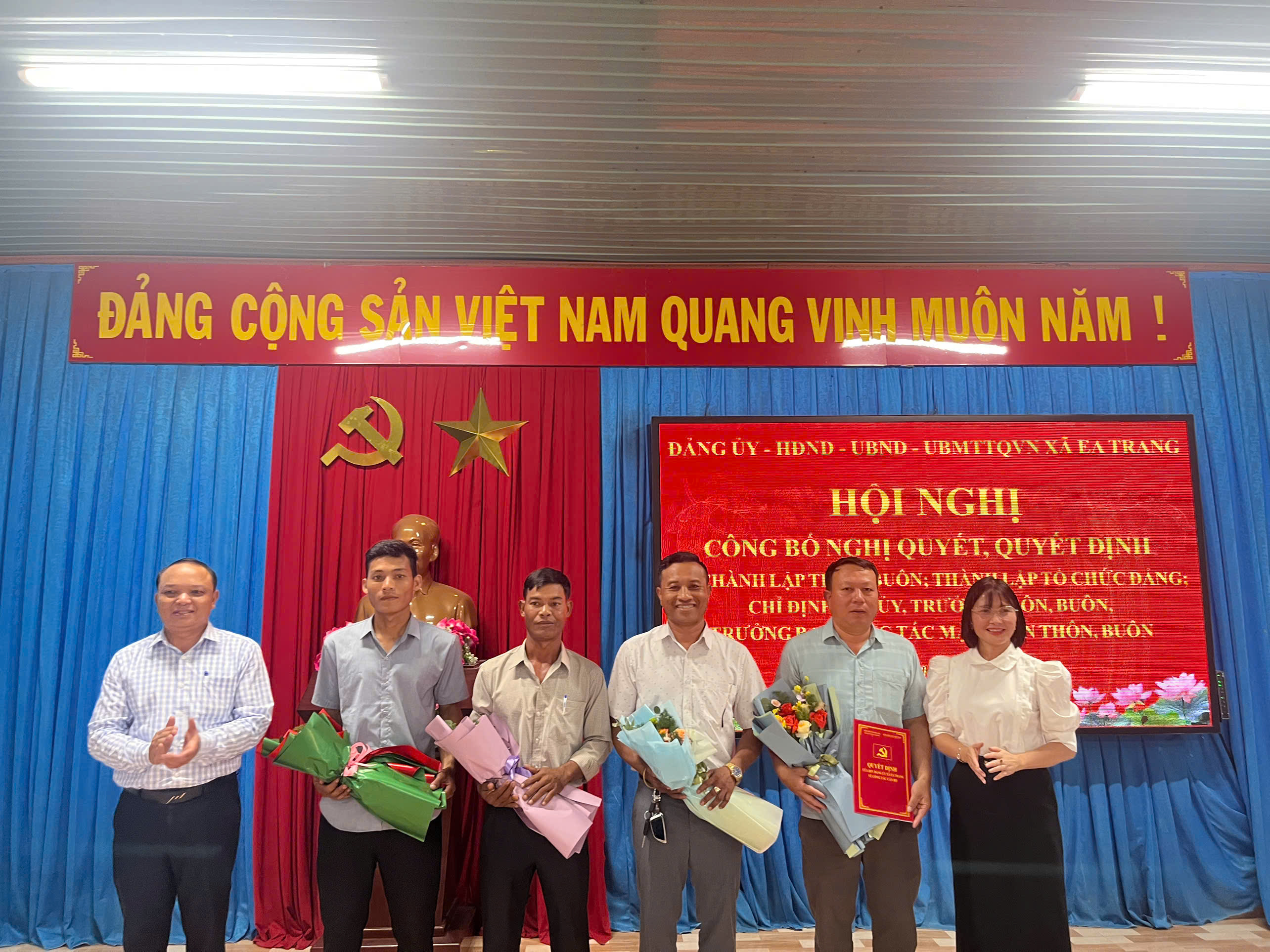 Xã Ea Trang công bố các nghị quyết, quyết định về sắp xếp, kiện toàn các buôn và công tác cán bộ sau sắp xếp