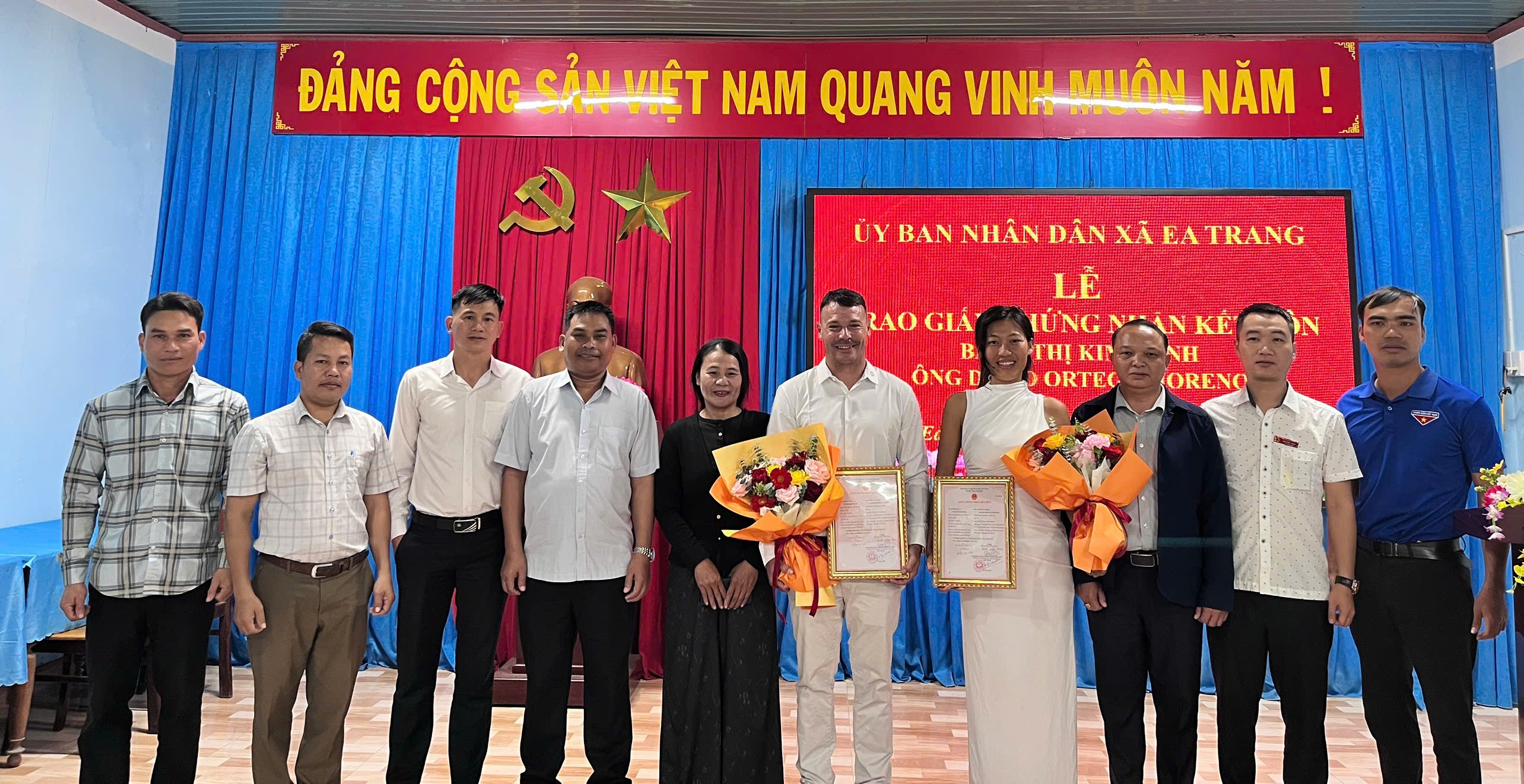 UBND xã Ea Trang tổ chức Lễ trao Giấy chứng nhận kết hôn có yếu tố nước ngoài cho bà Lê Thị Kim Hạnh (quốc tịch Việt Nam) và ông David Ortega Moreno (quốc tịch Tây Ban Nha)