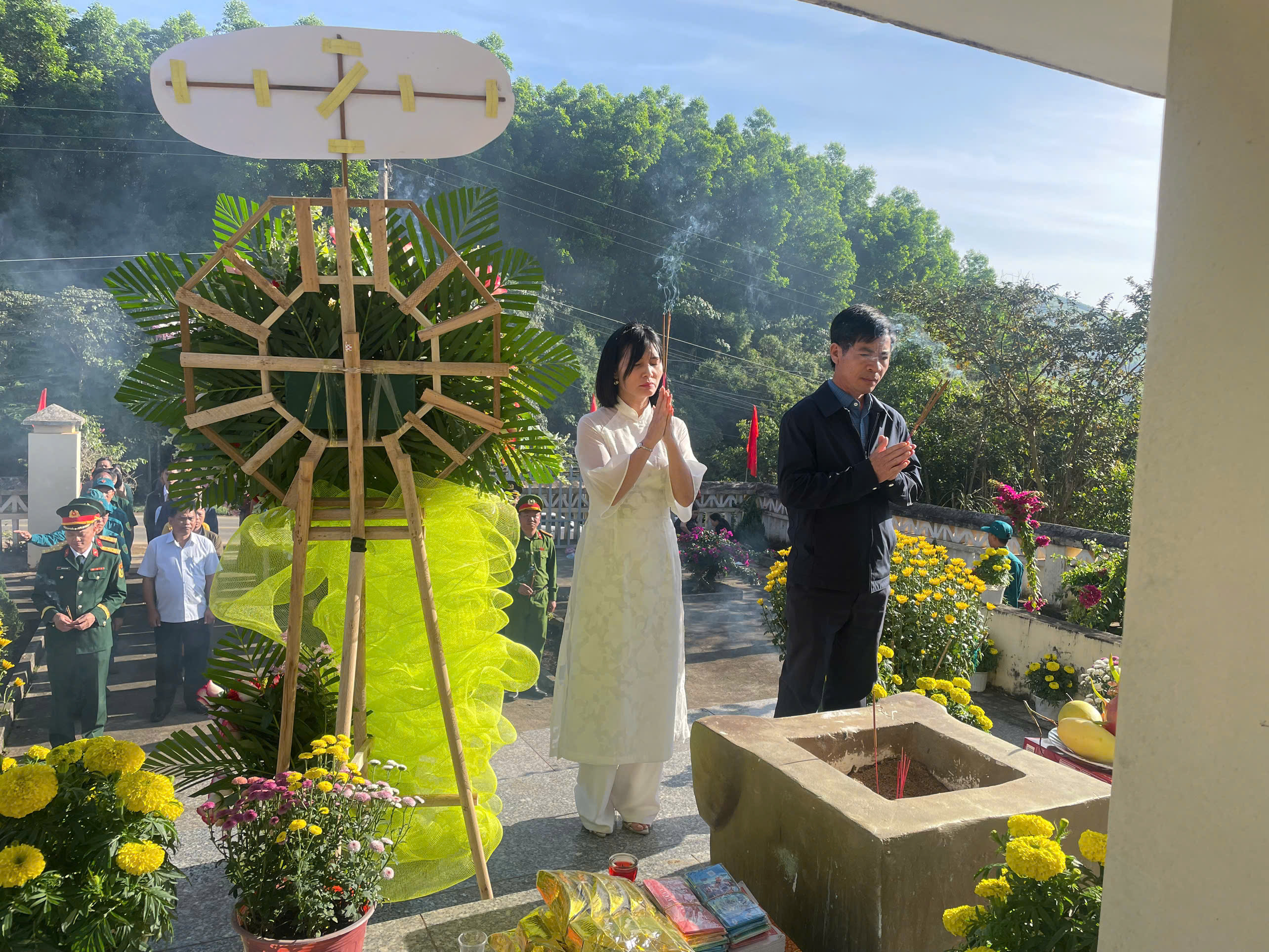 Lãnh đạo xã Ea Trang viếng Nghĩa trang Liệt sĩ xã nhân dịp Tết Nguyên đán Bính Ngọ 2026