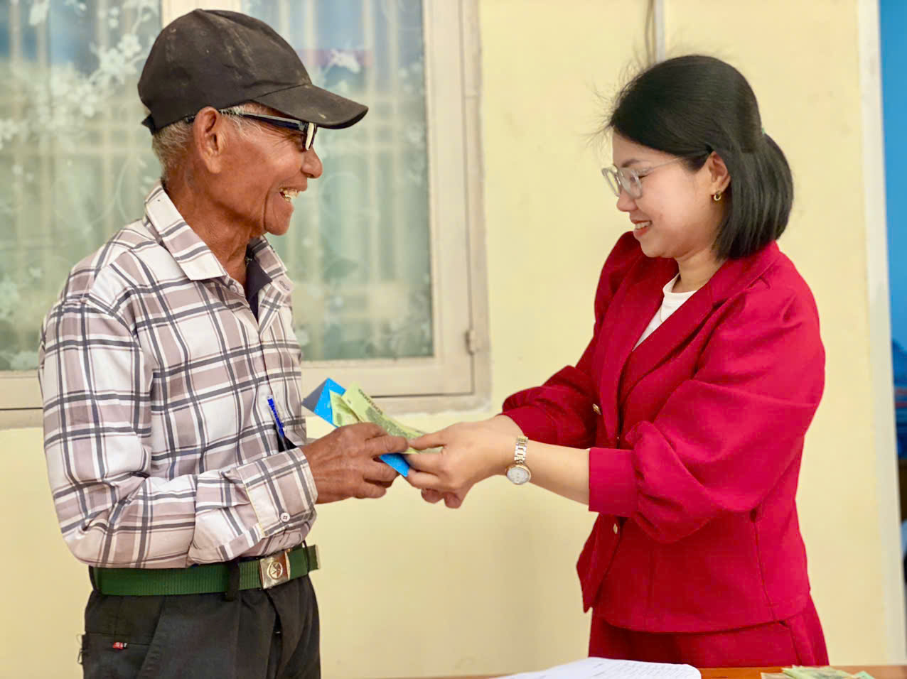 Xã Ea Trang thực hiện hiện tặng quà của Đảng, Nhà nước nhân dịp chào mừng Đại hội đại biểu toàn quốc lần thứ XIV và Tết Nguyên đán