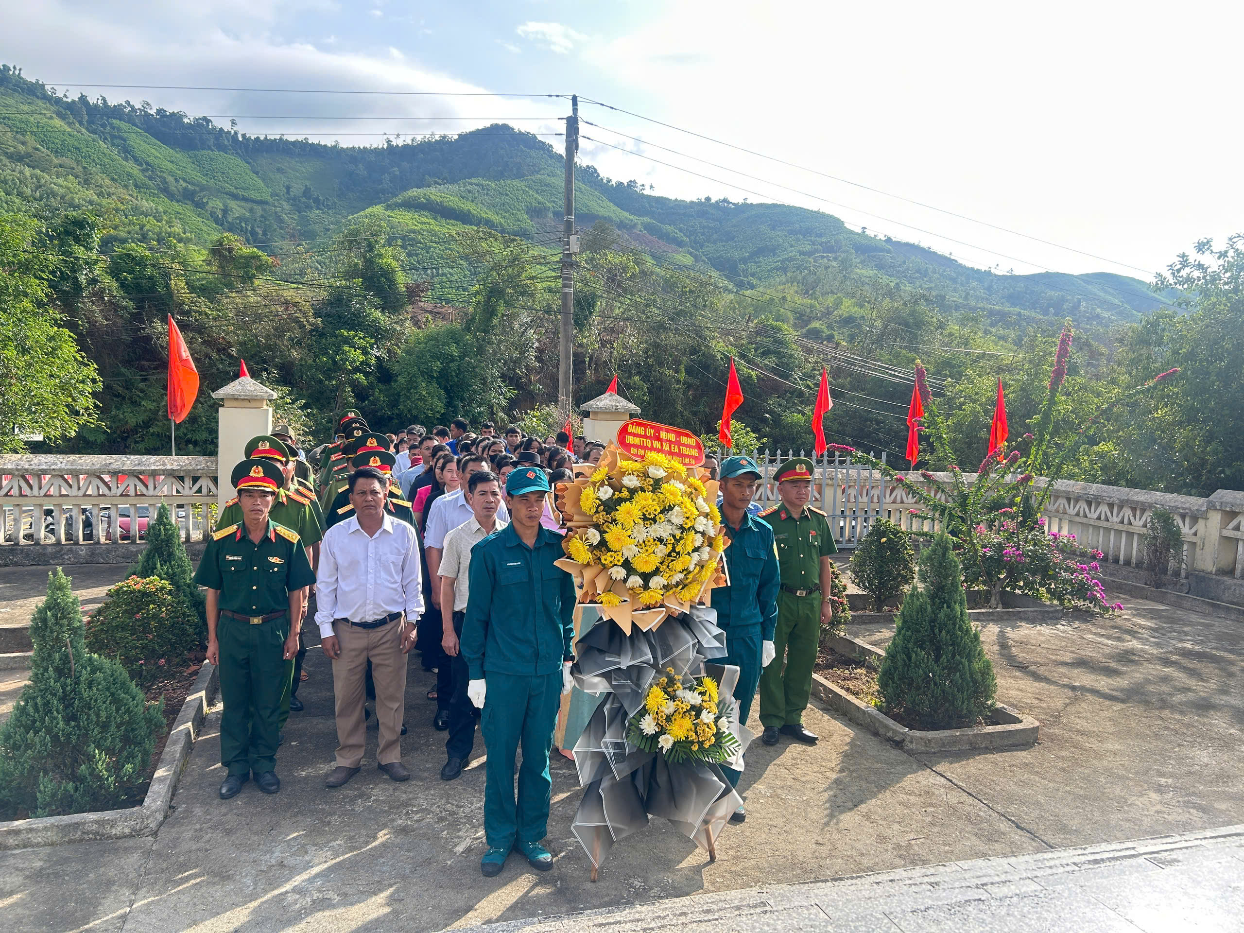 Lãnh đạo xã Ea Trang dâng hương, viếng nghĩa trang liệt sỹ nhân dịp ngày thương binh liệt sĩ 27/7