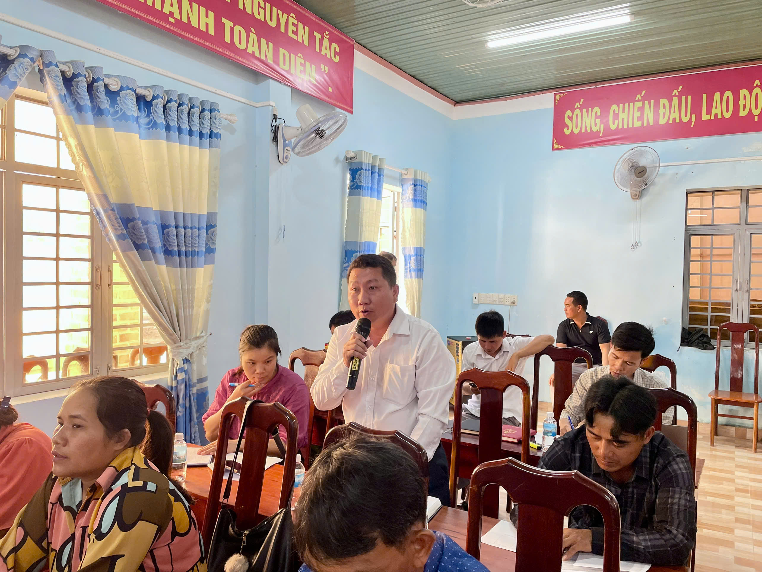 Đại biểu HĐND tỉnh tiếp xúc cử tri xã Ea Trang trước Kỳ họp thứ Hai