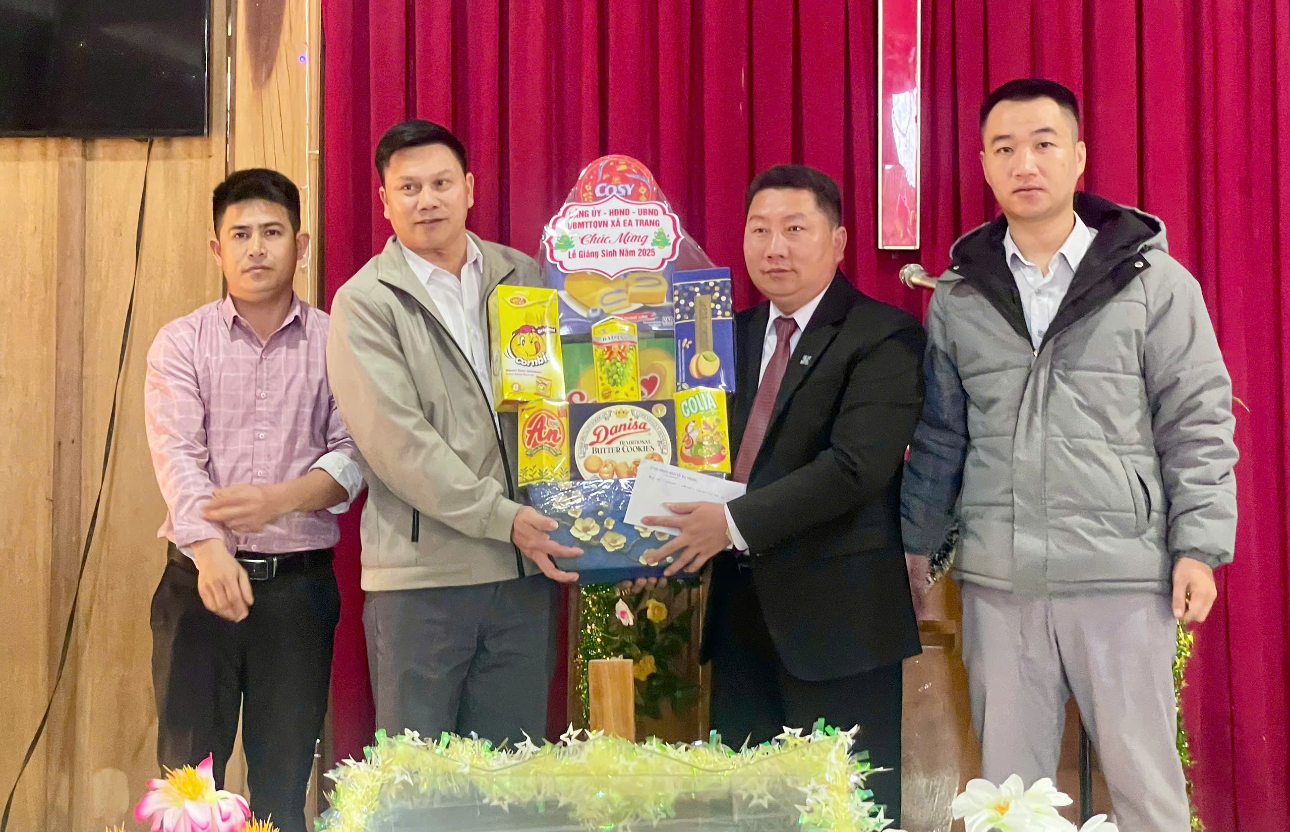 ĐẠI DIỆN LÃNH ĐẠO XÃ EA TRANG THĂM HỎI, CHÚC MỪNG VÀ TẶNG QUÀ ĐIỂM NHÓM SINH HOẠT TÔN GIÁO NHÂN DỊP LỄ GIÁNG SINH NĂM 2025 TẠI THÔN EA BOA