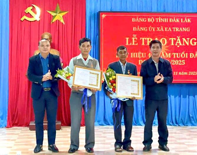 TỔ CHỨC LỄ TRAO TẶNG HUY HIỆU 45 NĂM TUỔI ĐẢNG