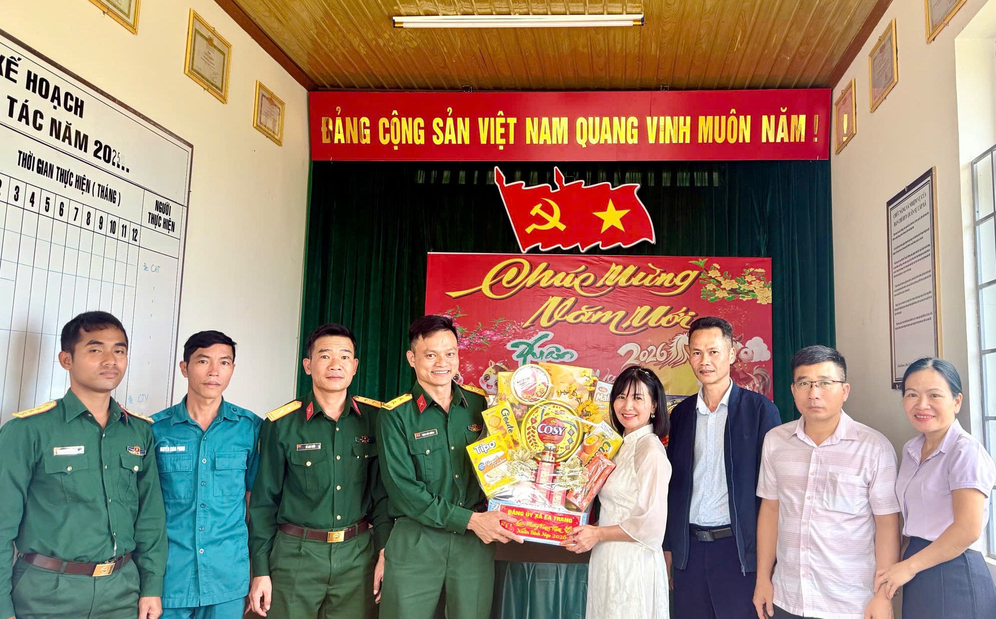 Đồng chí Bí thư xã Ea Trang thăm, tặng quà các đơn vị nhân dịp Tết nguyên đáng Bính Ngọ năm 2026