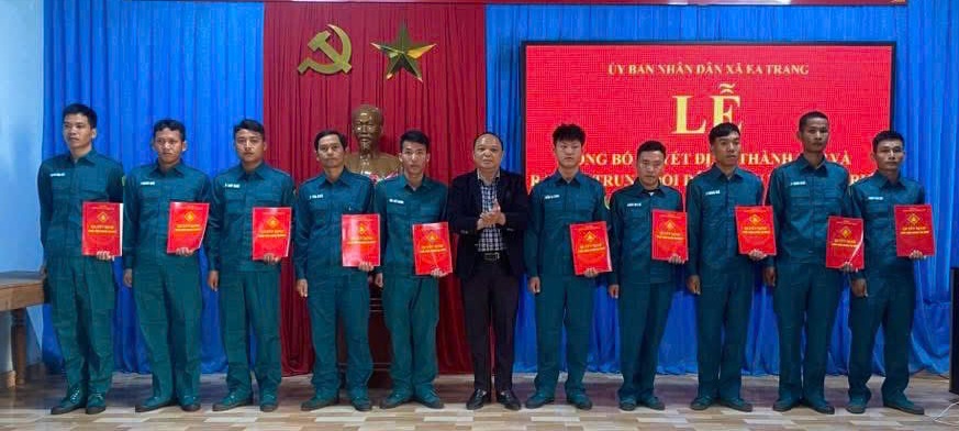 LỄ CÔNG BỐ QUYẾT ĐỊNH VÀ RA MẮT LỰC LƯỢNG DÂN QUÂN THƯỜNG TRỰC XÃ EA TRANG