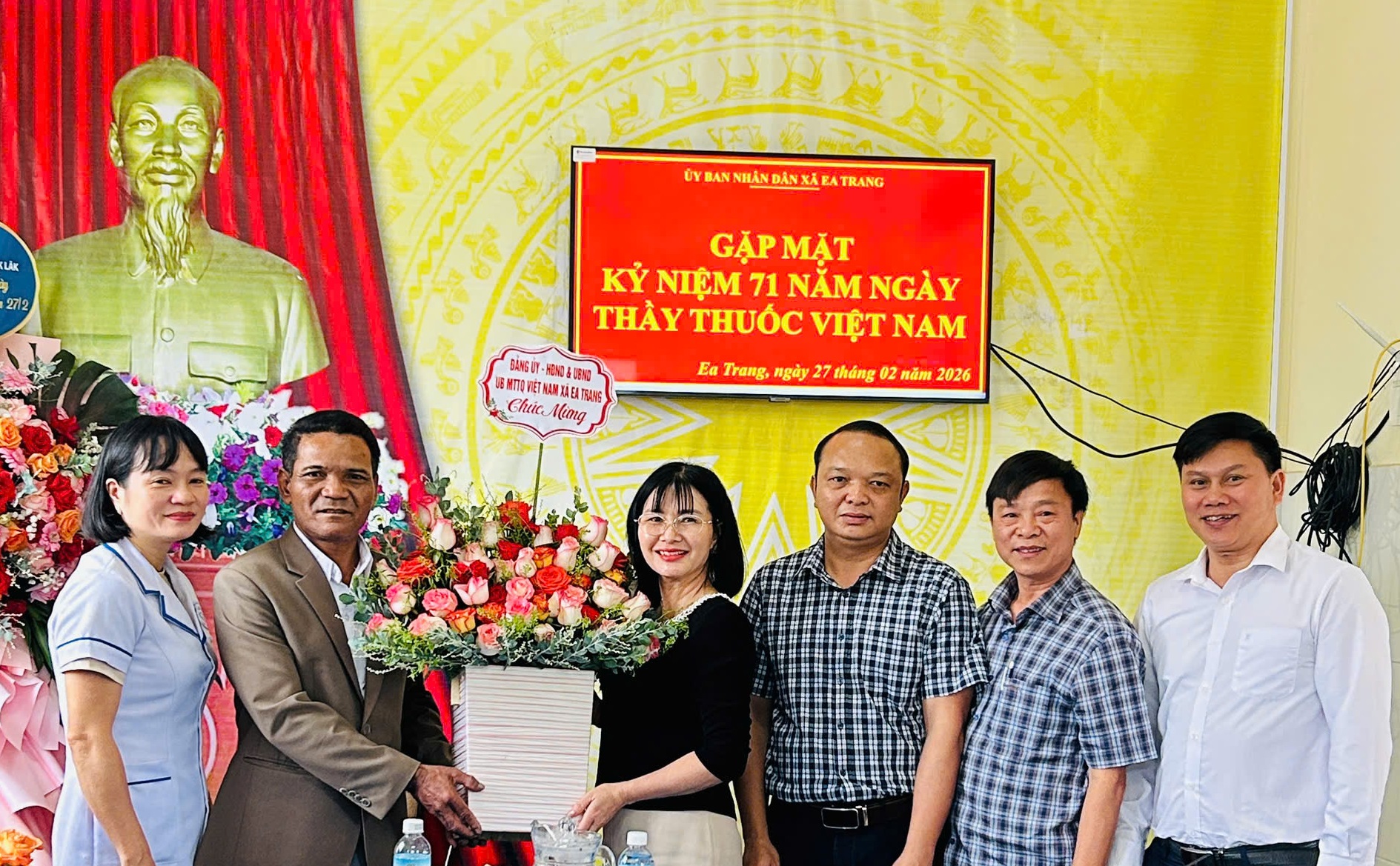 Lãnh đạo Đảng ủy, HĐND, UBND, Ủy ban MTTQ Việt Nam xã Ea Trang thăm, chúc mừng Trạm Y tế xã nhân Ngày Thầy thuốc Việt Nam