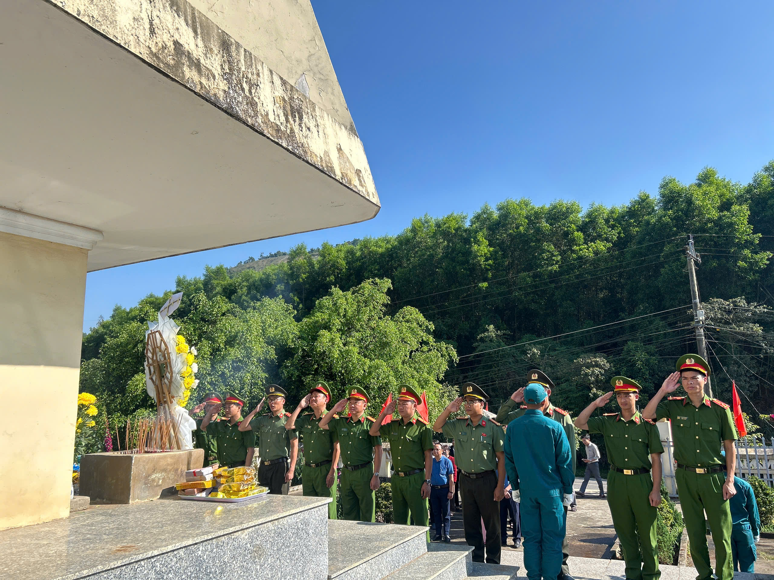 XÃ EA TRANG TỔ CHỨC VIẾNG NGHĨA TRANG LIỆT SĨ TRƯỚC KHAI MẠC KỲ HỌP THỨ NHẤT HĐND XÃ KHÓA XIV, NHIỆM KỲ 2026-2031