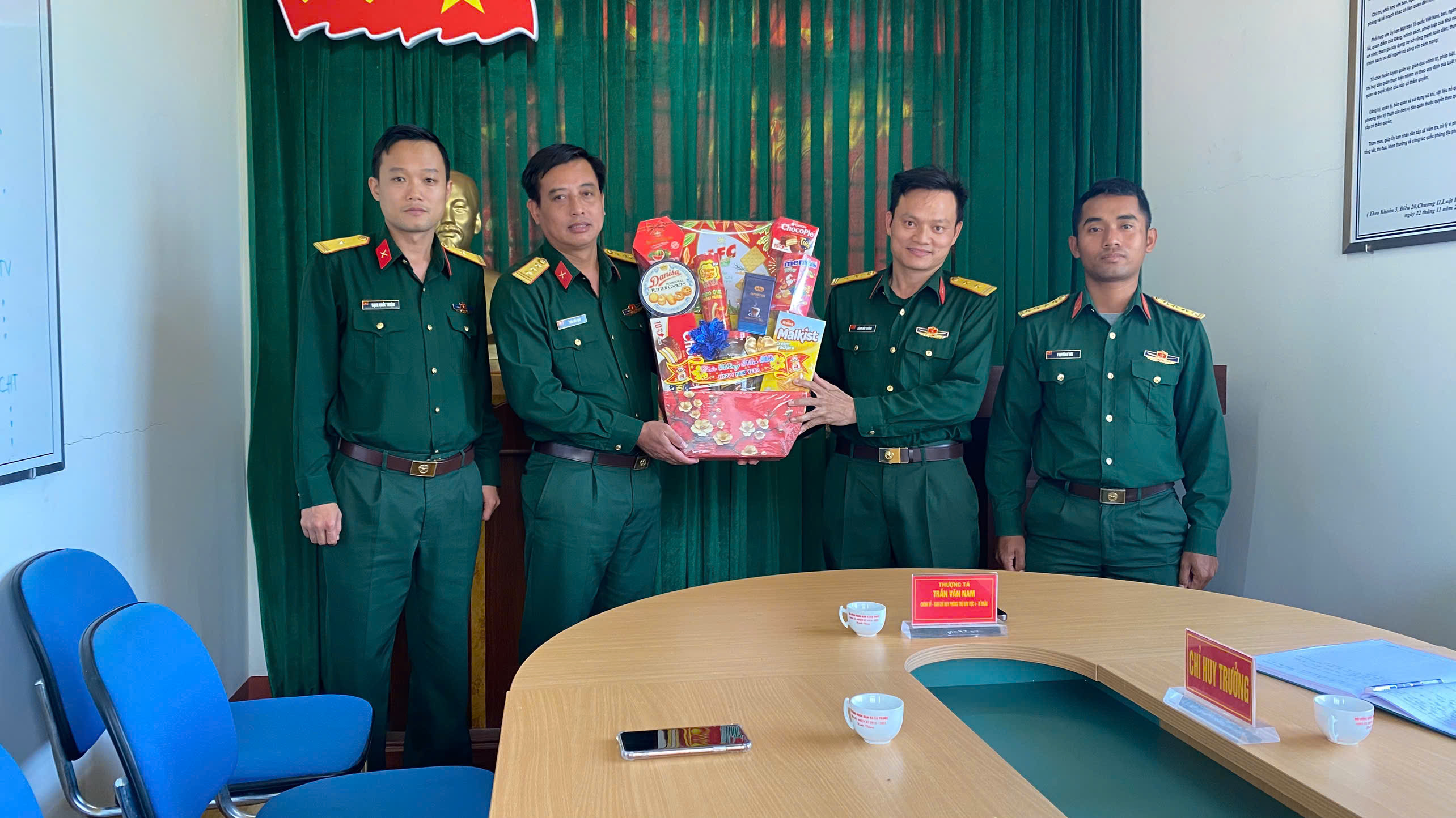 ĐOÀN CÔNG TÁC CỦA BCH PTKV 4 M’DRẮK THĂM, ĐỘNG VIÊN CÁN BỘ, CHIẾN SĨ BAN CHQS XÃ EA TRANG NHÂN DỊP ĐẦU XUÂN NĂM MỚI 2026