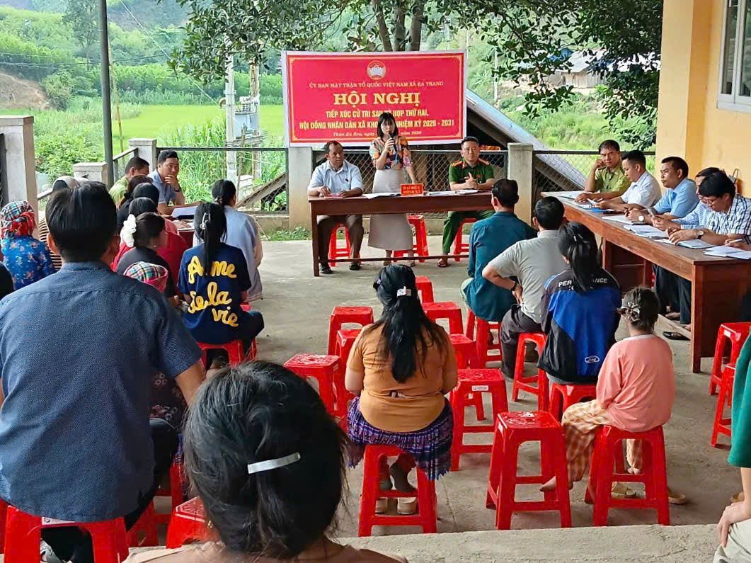 TỔ ĐẠI BIỂU SỐ 04 HĐND XÃ EA TRANG TIẾP XÚC CỬ TRI TẠI THÔN EA BRA SAU KỲ HỌP THỨ HAI