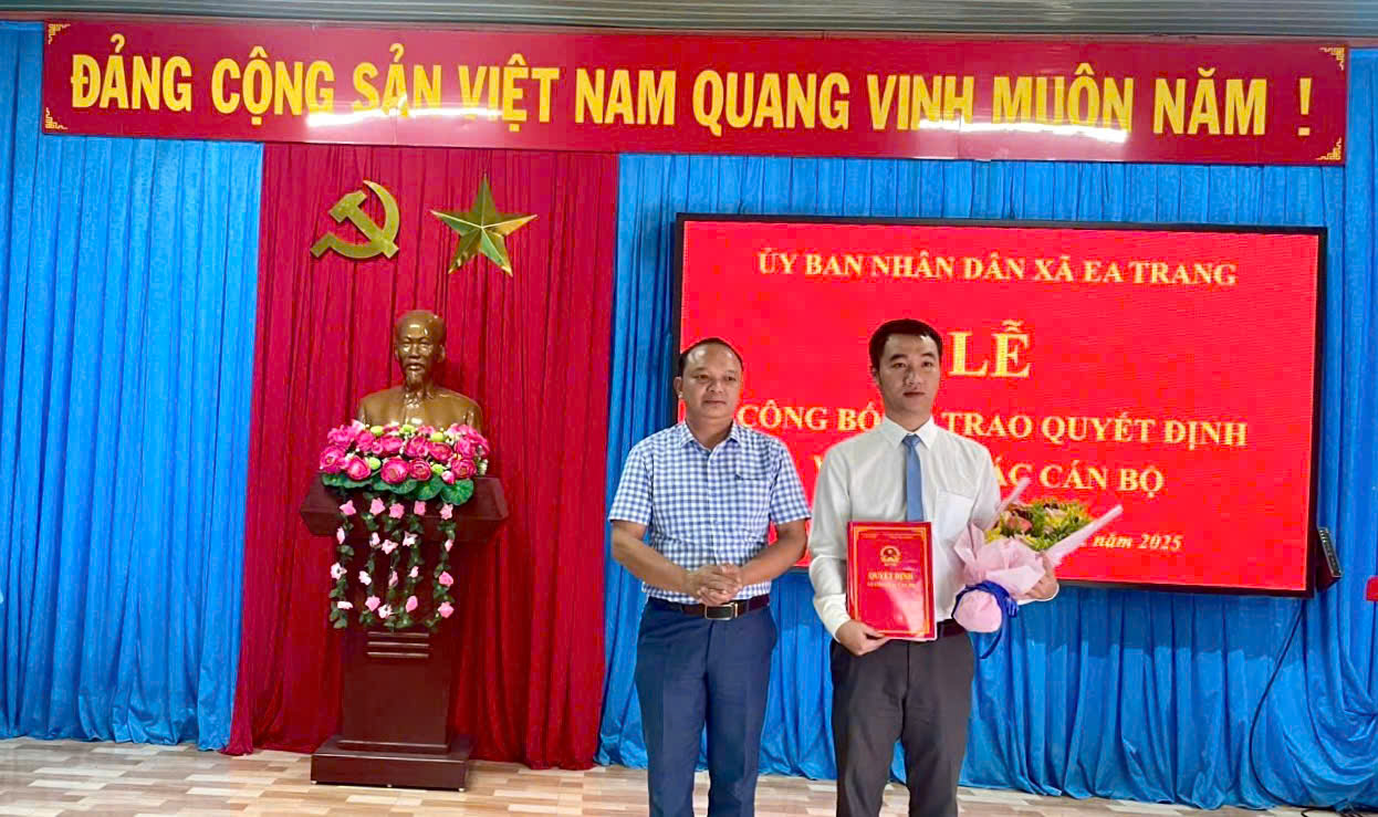 Thường trực Đảng ủy xã Ea Trang, UBND xã Ea Trang  tổ chức Lễ trao Quyết định về công tác cán bộ