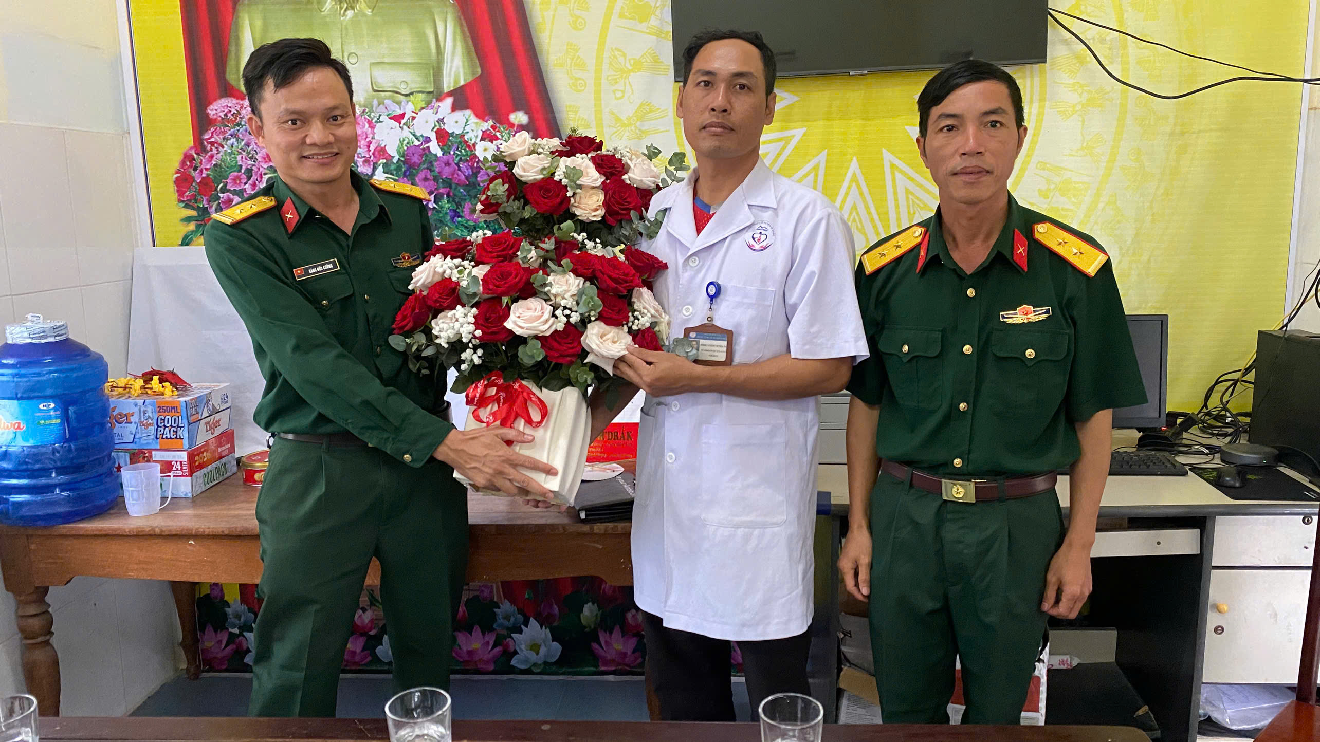 THẮM TÌNH QUÂN - DÂN NHÂN NGÀY THẦY THUỐC VIỆT NAM 27/02