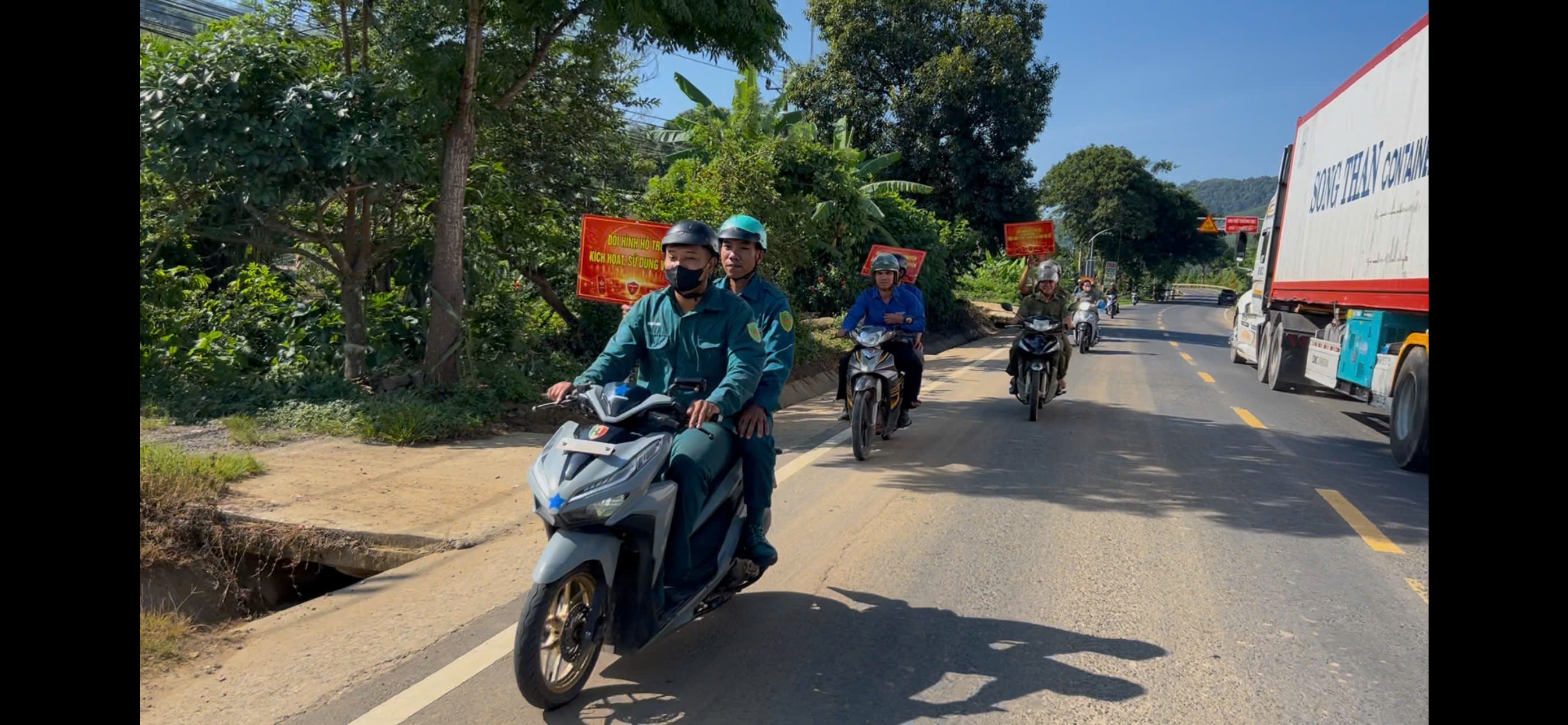 Công an xã Ea Trang cùng hành trình đưa VNeID đến với Nhân dân
