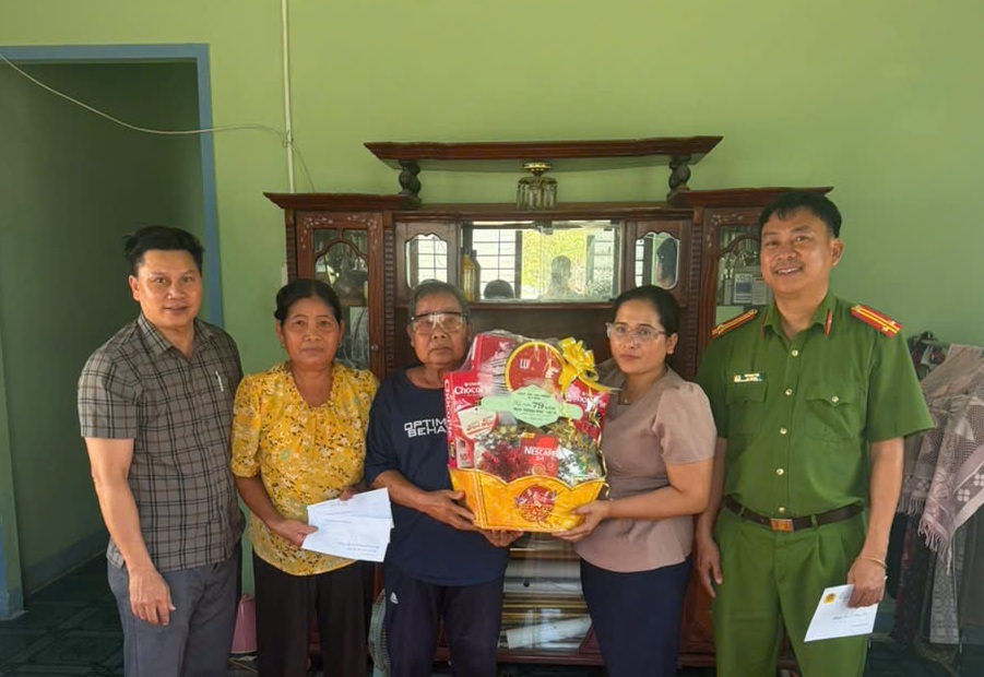Lãnh đạo xã Ea Trang thăm tặng quà gia đình chính sách chào mừng kỹ niệm 79 năm ngày Thương binh - Liệt sĩ