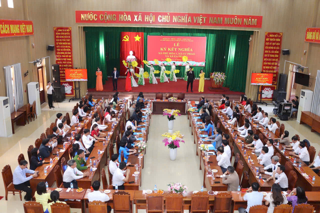 Tổ chức ký kết nghĩa giữa các xã Phú Hòa 1, Cư Prao và Ea Trang