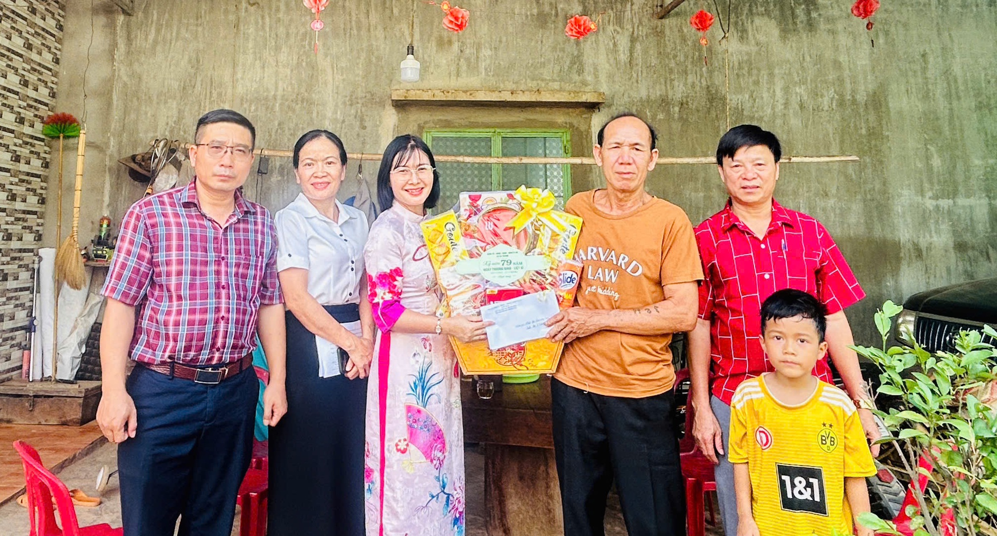 Bí thư Đảng ủy xã Ea Trang thăm, tặng quà người có công với cách mạng