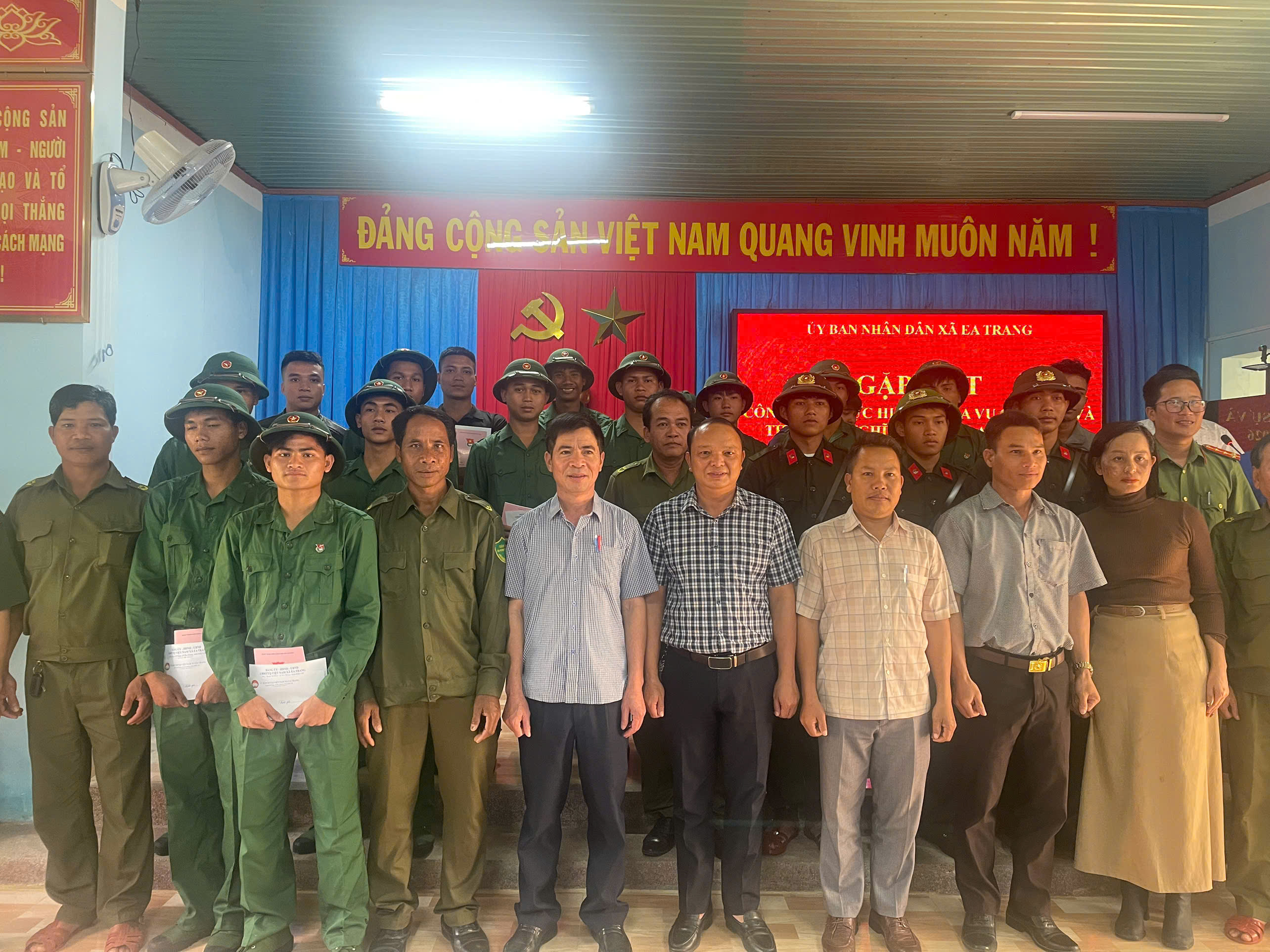 Xã Ea Trang gặp mặt, tặng quà công dân nhập ngũ và quân nhân xuất ngũ năm 2026